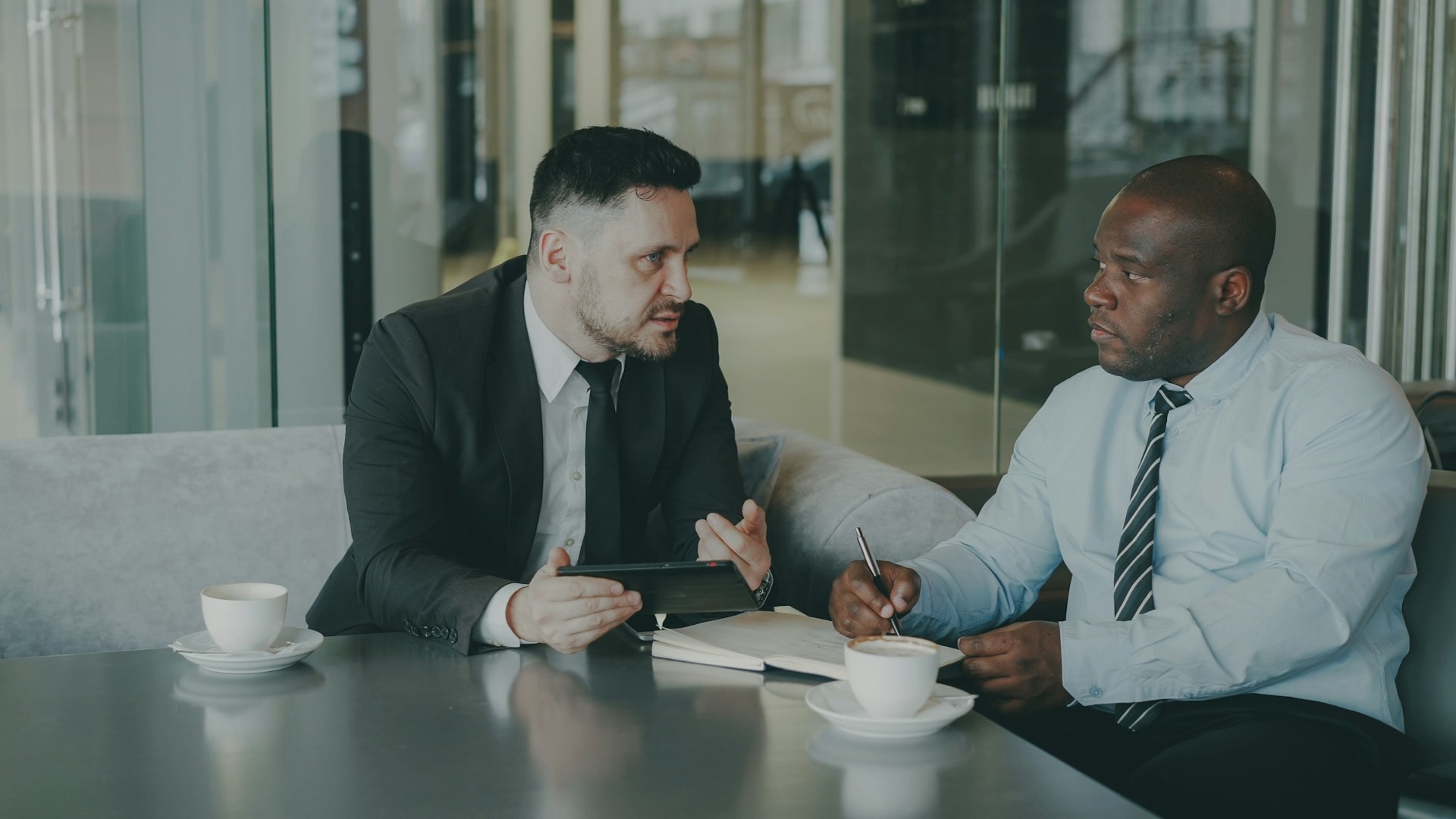 Consultor em conversa com um cliente no escritório